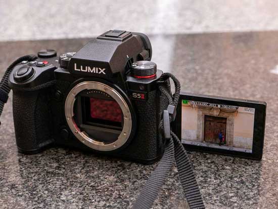 Panasonic Lumix S1 IIE vs Panasonic Lumix S5 II - Which is Better?