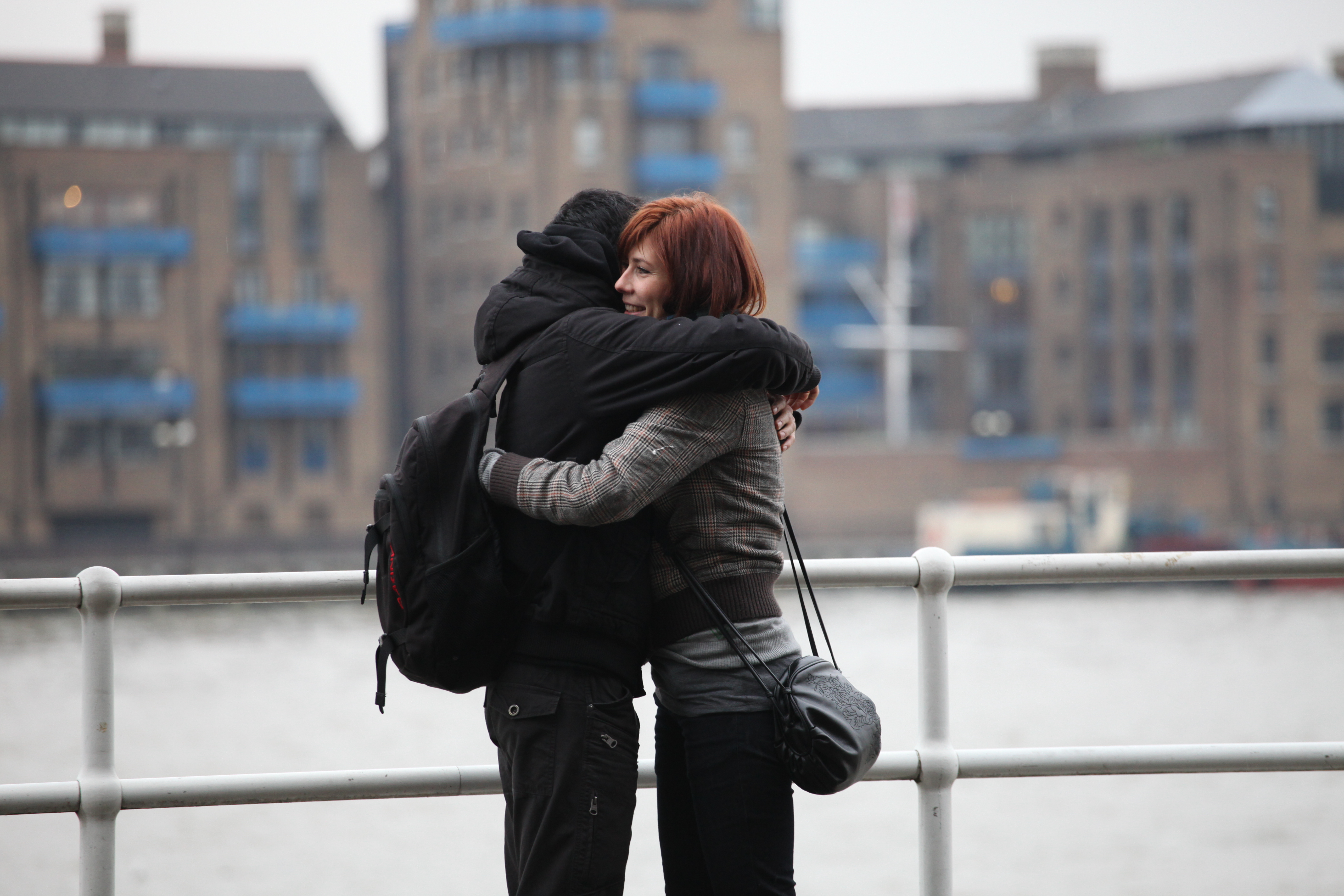 Незнакомый парень обнимает. Люди обнимаются. Обнимаются на улице. Пара обнимается. Обнимаются на прощание.