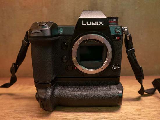 luchthaven perspectief vrouw Panasonic S1R Review | Photography Blog